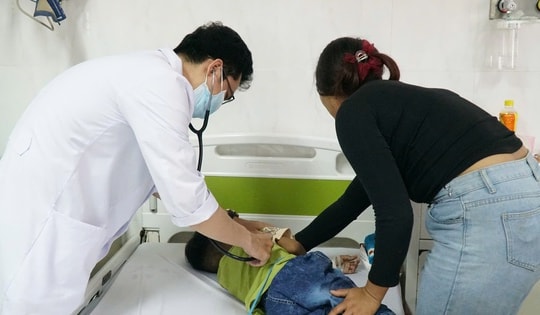 Bóng đèn led nằm nhiều ngày trong phế quản bé 6 tuổi