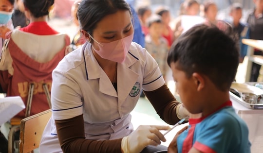 Nhiều huyện miền núi Nghệ An tiêm vaccine sởi đạt trên 99%