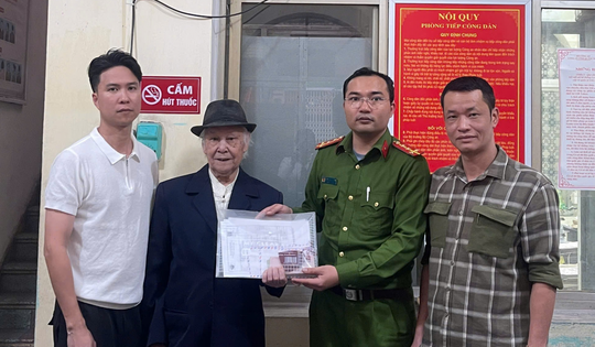 Trung tá công an bất ngờ nhặt được số tiền lớn cùng nhiều giấy tờ khi đang đi làm nhiệm vụ