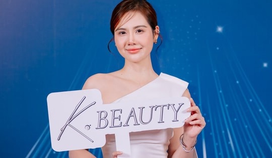 Huyền Lizzie diện váy trắng đẹp tinh khôi đi dự sự kiện