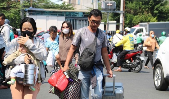 Người dân lỉnh kỉnh đồ đạc rời TPHCM về quê nghỉ lễ giỗ Tổ