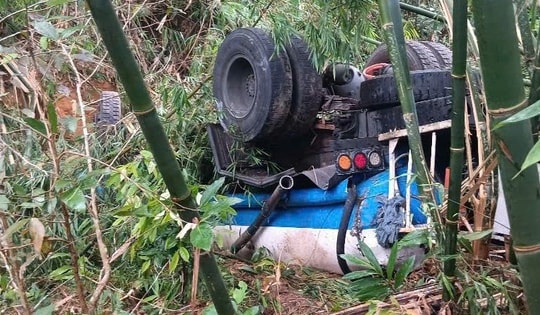 Xe chở nước cho nhà máy thuỷ điện lao xuống vực, tài xế tử vong