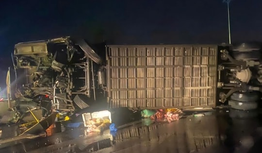 Ô tô khách va chạm xe máy trên quốc lộ 1, nhiều người bị thương