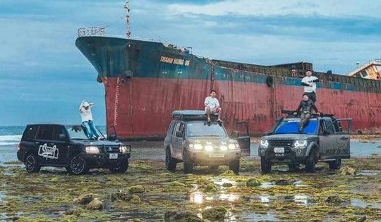 Bức xúc hình ảnh nhóm du khách điều khiển ô tô dàn hàng ngang ‘cày nát’ bãi rêu nổi tiếng

