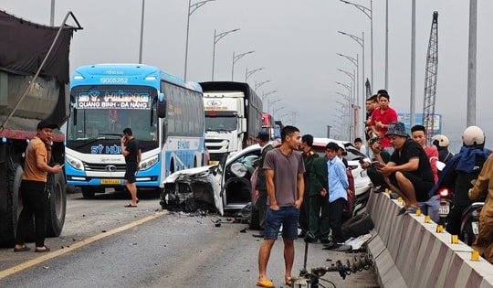 Video tai nạn liên hoàn trên cầu Gianh khiến quốc lộ 1A ùn tắc