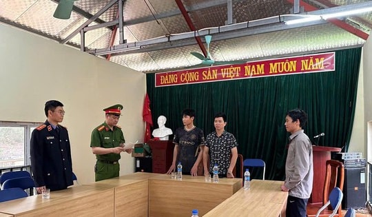 Khởi tố 2 đối tượng khai thác gỗ trái phép tại rừng phòng hộ