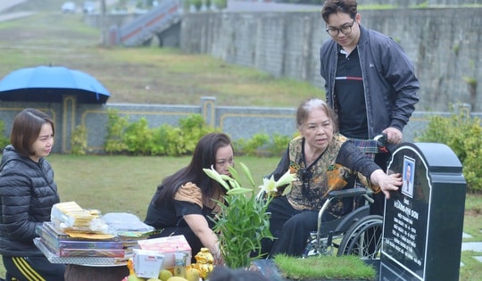 Con dâu Hà Nội sắm lễ, đưa mẹ chồng hơn 80 tuổi ngồi xe lăn lên nghĩa trang  cúng Tết thanh minh