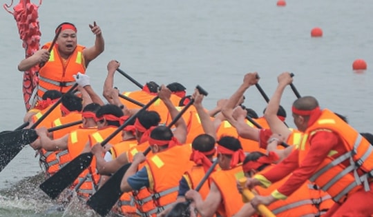 Dòng người đội mưa xem đua thuyền rồng ở lễ hội Đền Hùng