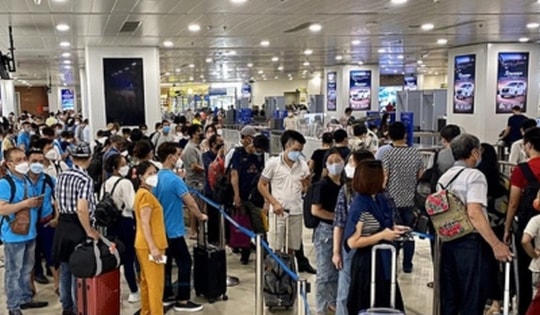 Giá vé máy bay dịp lễ 30/4-1/5 cao vút, nhiều chặng hết vé