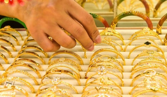 Giá vàng hôm nay 6/4: Vàng SJC, PNJ, DOJI, vàng nhẫn ở mức bao nhiêu sau khi rời xa đỉnh cao, đồng loạt giảm cực mạnh?