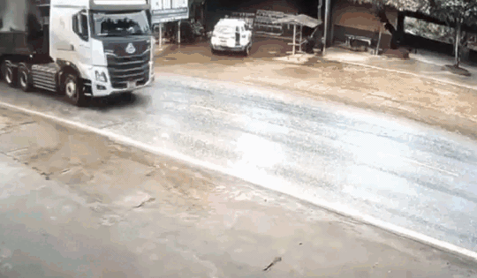 Nhiều người văng xuống đường sau cú va chạm giữa xe khách và xe đầu kéo ở Tuyên Quang