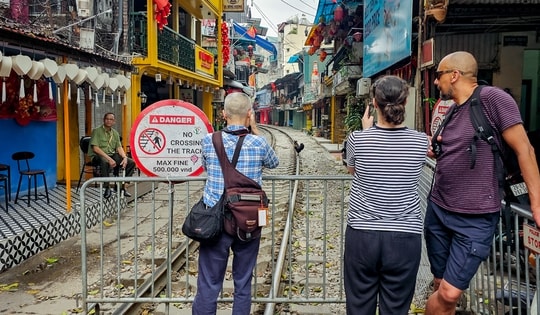Hà Nội áp dụng 'Vành đai an toàn đường sắt' trên phố cà phê đường tàu