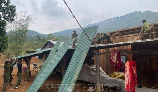 Mưa đá kèm gió lốc làm sập nhà rông ở Kon Tum