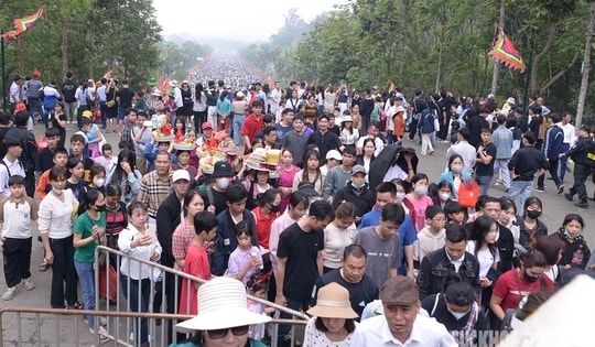'Biển người' hành hương về Đền Hùng trước ngày Giỗ Tổ Hùng Vương