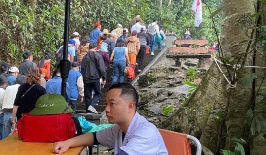 Dòng người đổ về Đền Hùng, lực lượng y tế Phú Thọ ứng trực 24/7 sẵn sàng phục vụ nhân dân