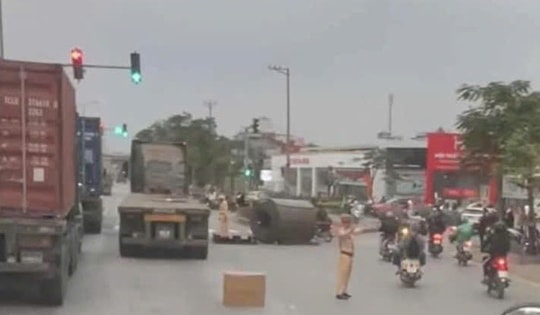 VIDEO: Khoảnh khắc cuộn tôn nặng 28 tấn bị đứt dây xích rơi từ xe đầu kéo xuống đường