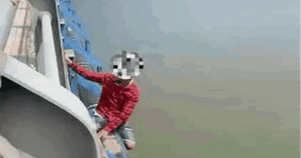 Video công an cứu nam thanh niên định nhảy cầu An Hảo tự tử