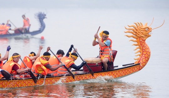 Hàng nghìn người đội mưa xem bơi chải ở Lễ hội Đền Hùng