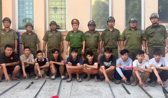 Nhóm thanh niên mang dao phóng lợn đi thách thức đánh nhau