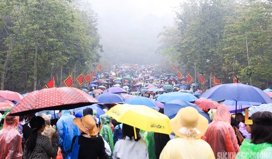 Hàng vạn du khách kiên nhẫn xếp hàng để hành lễ và tham quan Khu di tích lịch sử Đền Hùng