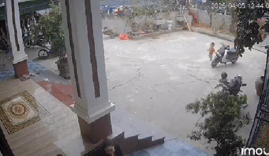 Khoảnh khắc bé trai 3 tuổi hốt hoảng báo tin bạn đuối nước khiến triệu người thót tim