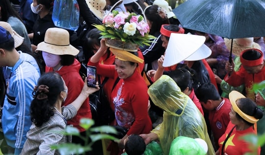 Hàng vạn du khách chen chân tới đền Hùng dâng hương mặc trời mưa, nhiều em nhỏ thích thú theo cha mẹ dự lễ