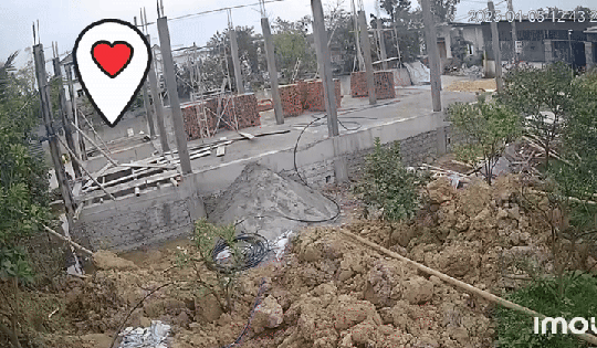 Góc camera khác vụ bé 3 tuổi chạy về gọi bố mẹ cứu bạn rơi xuống hố sâu: Dân tình lại thêm trầm trồ