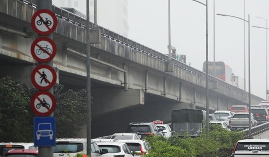 Giao thông Hà Nội áp lực lớn dịp lễ Giỗ Tổ Hùng Vương, CSGT ứng trực thế nào?