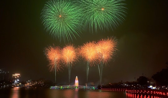 Mãn nhãn màn pháo hoa rực rỡ trên bầu trời Phú Thọ dịp Giỗ Tổ Hùng Vương