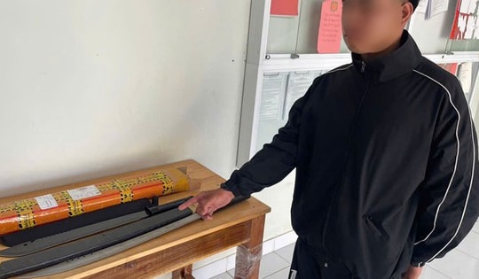 Thanh niên lên mạng mua hung khí rồi cất giấu ở phòng trọ để 'phòng thân'