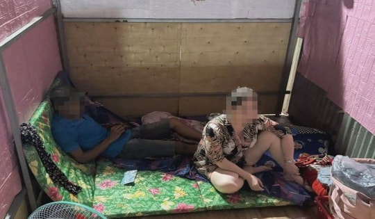 Bắt quả tang người phụ nữ U60 kích dục cho khách tại quán cà phê