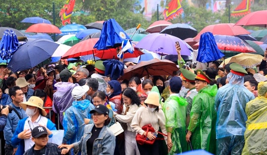 Dòng người đội mưa, tấp nập hành hương về Đền Hùng tri ân Quốc Tổ