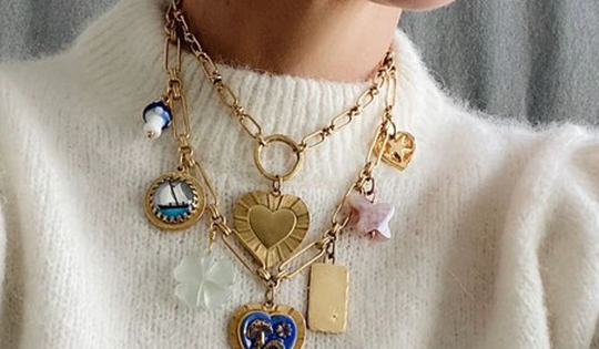 Vòng cổ đính charm, choker ngọc trai chiếm lĩnh bản đồ xu hướng phụ kiện