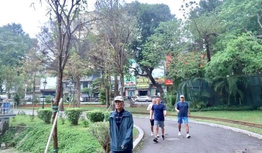 Nhiều công viên Hà Nội được bỏ rào chắn, người dân vui mừng rèn luyện sức khỏe, sống xanh mỗi ngày
