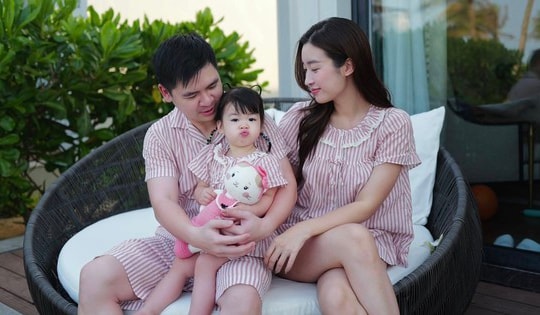 Vợ chồng Hoa hậu Đỗ Mỹ Linh đưa con đi nghỉ lễ, biểu cảm của cô bé gần 2 tuổi lại chiếm 'spotlight'