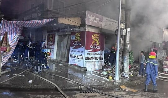 Hà Tĩnh: Kịp thời khống chế cháy cửa hàng bách hóa trong đêm