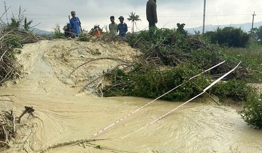 Hiện tượng lạ ở Phú Yên, nứt đất kéo theo bùn trào lên