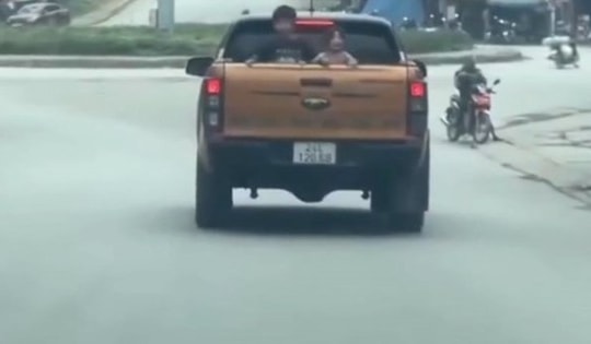 Bị phạt 5 triệu đồng, trừ 6 điểm GPLX vì chở con nhỏ trên thùng xe bán tải