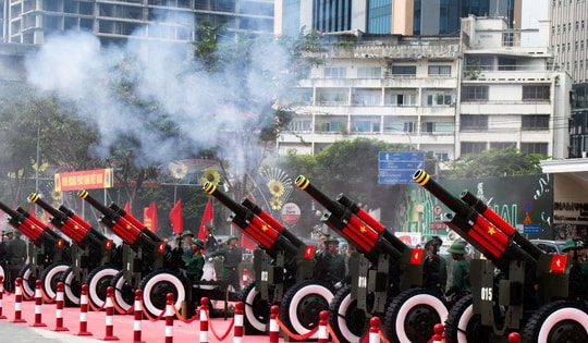 Dàn đại bác diễn tập chuẩn bị cho lễ kỷ niệm 50 năm Ngày Giải phóng miền Nam, thống nhất đất nước