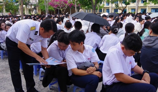 Tuyên truyền biển đảo cho 1.600 giáo viên, học sinh và đoàn viên ở Khánh Hòa