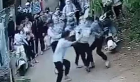 Xác minh việc nữ sinh lớp 10 bị đánh, nhiều nam sinh đứng xem