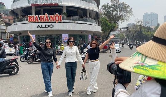 Kiếm bộn tiền nhờ dịch vụ ăn theo tại toà nhà Hàm cá mập