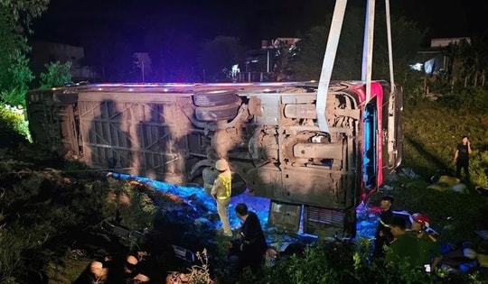Lật xe khách lúc nửa đêm làm một người chết, 6 người bị thương