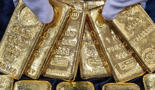 Giá vàng thế giới giảm hơn 2% khi nhà đầu tư đổ xô sang đồng USD