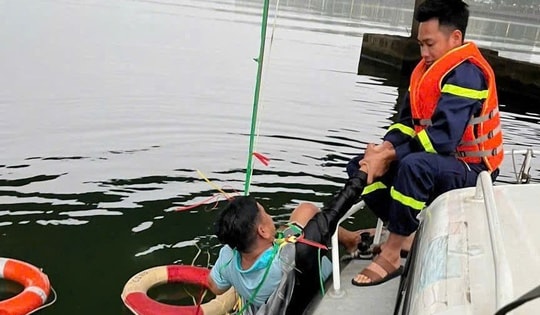 Cứu người đàn ông sau khi gieo mình xuống sông tự tử