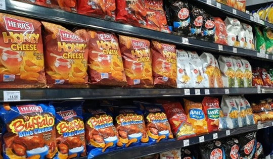 Vì sao gói bim bim to đùng nhưng bên trong có rất ít bánh?