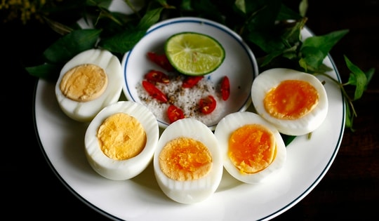 5 món ăn đơn giản giúp tăng cường hấp thụ vitamin D, duy trì sức khỏe xương khớp