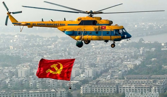 Lực lượng Phòng không - Không quân luyện bay kéo cờ chuẩn bị lễ diễu binh 30/4