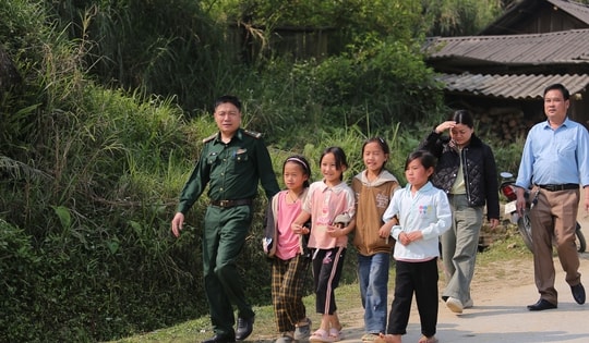 Vượt núi, băng rừng tiêm vaccine sởi ở vùng biên Nghệ An