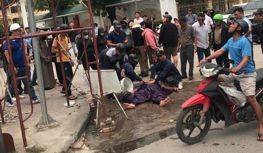 Sửa biển quảng cáo, người đàn ông bị điện giật bất tỉnh